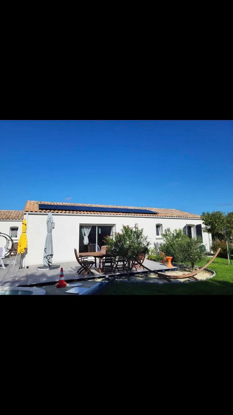 Panneaux solaires sur maison vue depuis le jardin